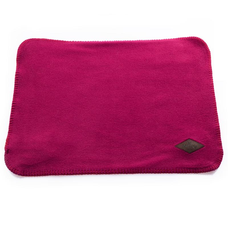 Pläd i rosa/fuschia för att hålla katten och hunden torr