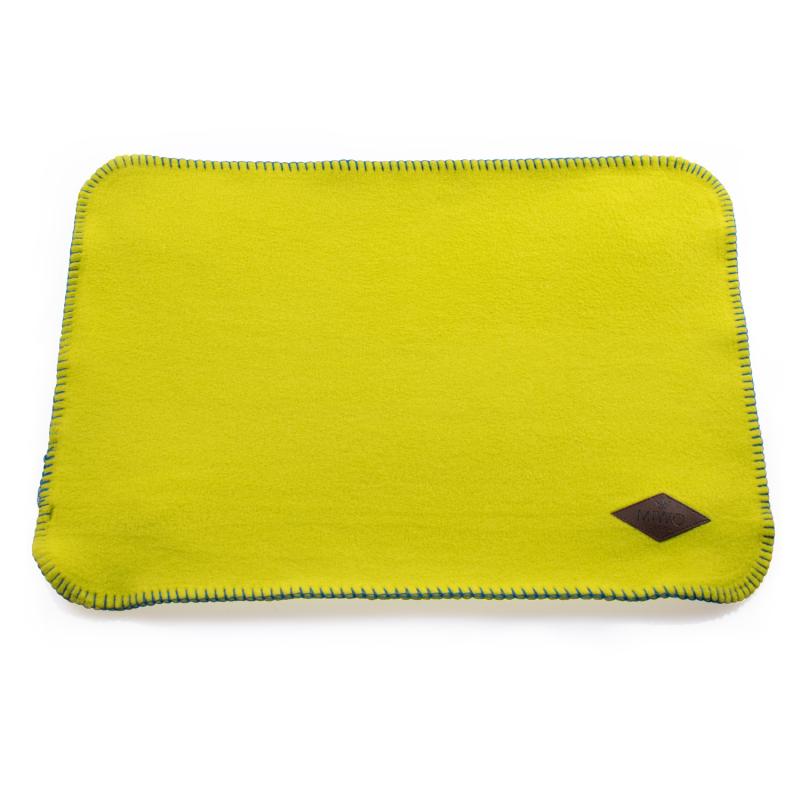 Gul pläd som hjälper till att transportera bort fukt på din katt och hund