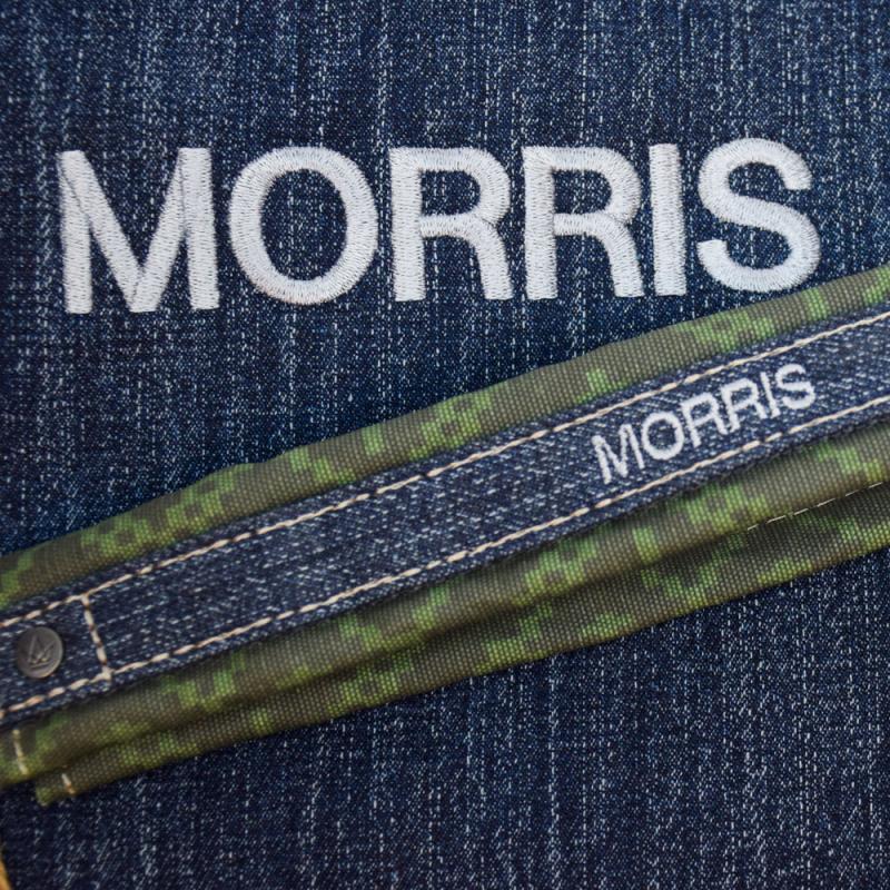 Namnet Morris graverat i två storlekar på denim med army mönstrad detalj.