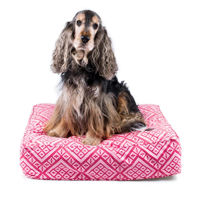 Fyrkantig hundsäng som är både mjuk, skön och snygg. Fint mönster i färgerna rosa och rött.