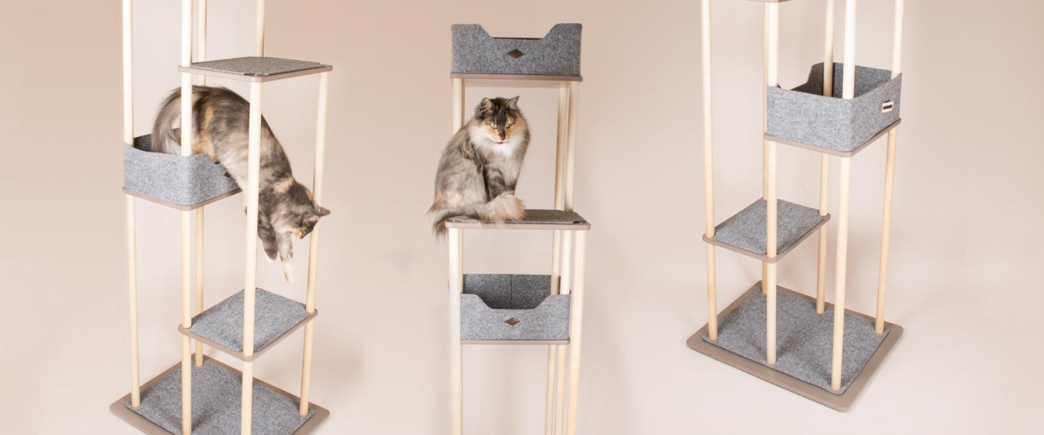 Vackert kattklätterträd ur tre vinklar med en katt på två av dem