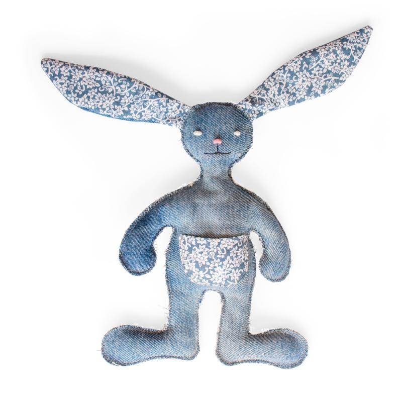 Hundleksak i denim med öron och magpåse i  blommönster, vita ögon och rosa nos.