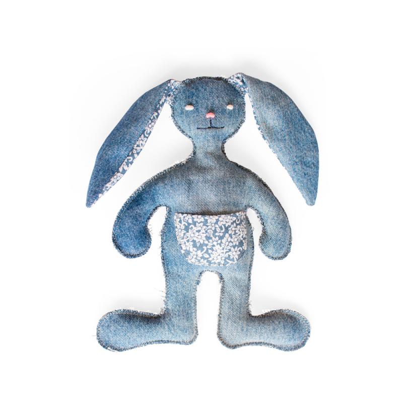 Hundleksak i denim med framsidan av öron och magpåse i blommönster, vita ögon och rosa nos.