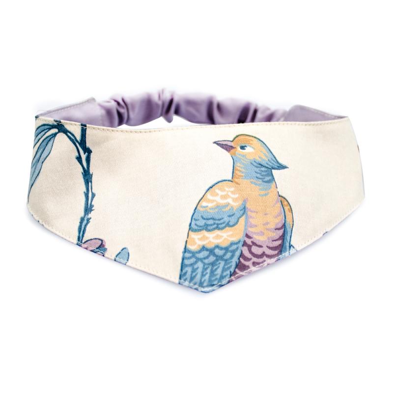 Snygg, exklusiv scarf till hund med mönster av paradisfåglar i färgerna blått, vitt, lila och gult.