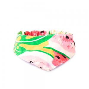 Scarf till hund med resår, i abstrakta blommönster i färgerna gul, grön rosa och röd.