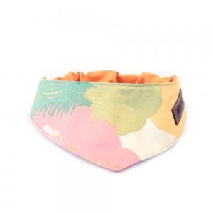 Scarfs till hundar i blandade pastellfärger som turkos, rosa gul grön vit och orang som har texturen av penseldrag.