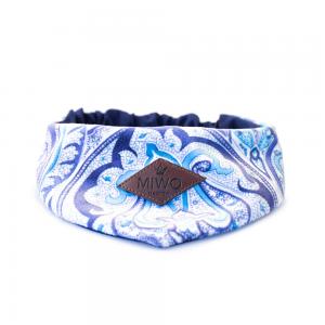 Hund scarf med paisley mönster i mörkblått, ljusblått och vitt.