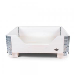 Hundsäng på ben som är tillverkad i betsad vitlackad furu och har snygga metalldetaljer. Tillverkad i Sverige av Miwo Design.