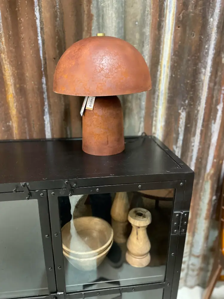 rostig svampformad bordslampa