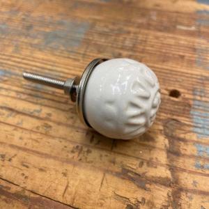 Knopp vit porslin med dekor dia.34mm