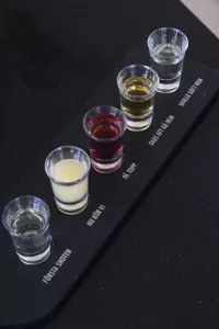 Träbricka Shots med glas 12x50cm