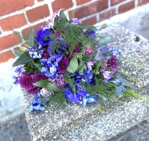 Handbunden liggande bukett