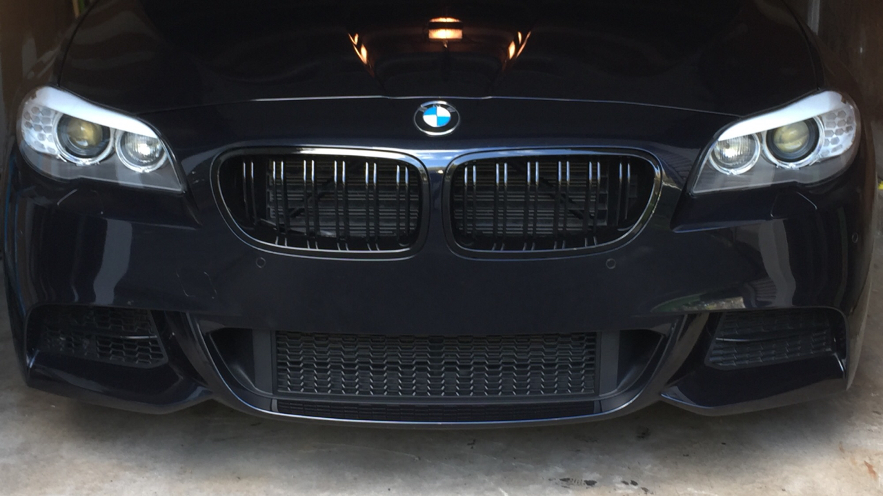 BMW F10 F11 grill njurar till bilen i glossy black med BMW F10 F11 M tech Performance grill njurar med nya