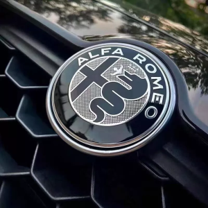 Alfa Romeo emblem nya logo huv bagagelucka