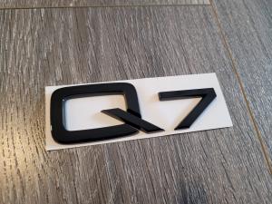 Audi Q7 logo emblem till bilen i svart och krom färg