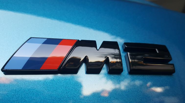 bmw m2 emblem i blank svart