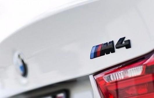 bmw m4 logo emblem till  bagageluckan