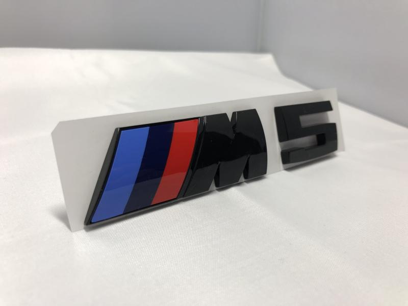 bmw m5 svart emblem