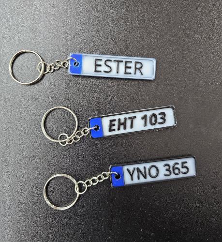 Nyckelring med din egen regskylt eller text