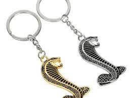 ford mustang cobra nyckelring i guld och silver farg
