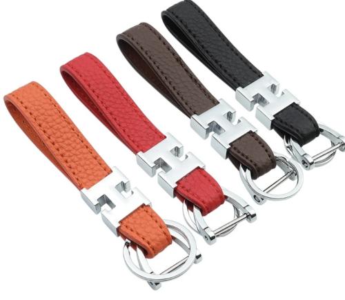 lyxig nyckelring med h logo finns i  flera färger