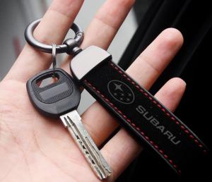 lyxig subaru logo alcantara nyckelring