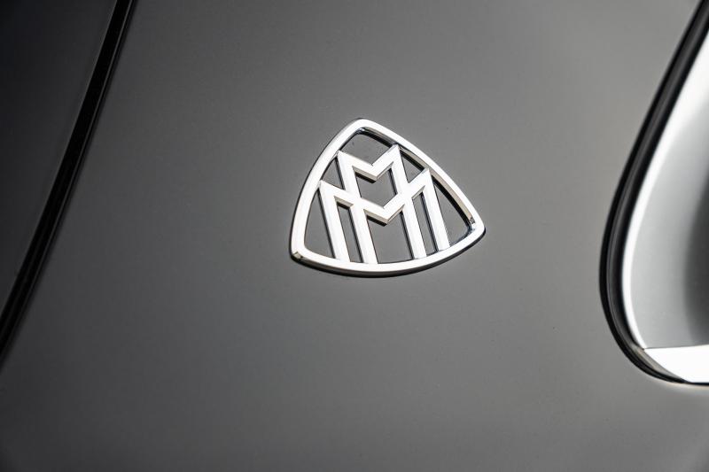 mercedes  maybach emblem till skärmarna