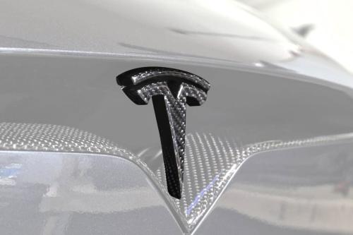 Tesla emblem i kolfiber till bagagelucka