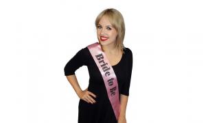 Bride To Be - rosa ordensband med strass