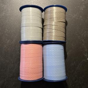 Pastell Dot Curling Ribbon - prickigt presentsnöre