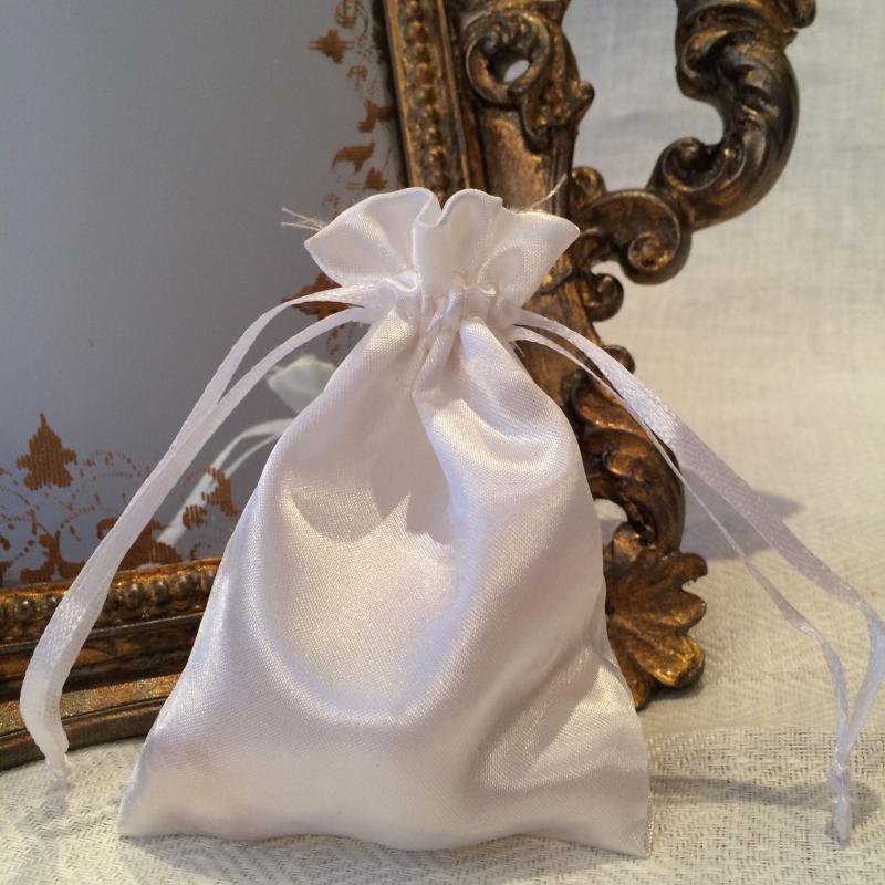 White Satin Gift Bags - vita satinpåsar