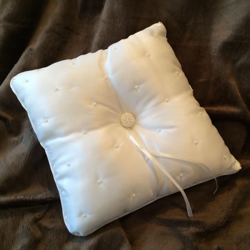 Spring Pearl Ring Pillow - vit ringkudde med pärlor