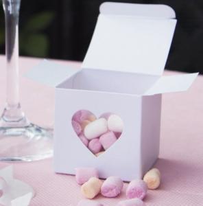Pearl White Heart Favour Boxes - vita presentaskar