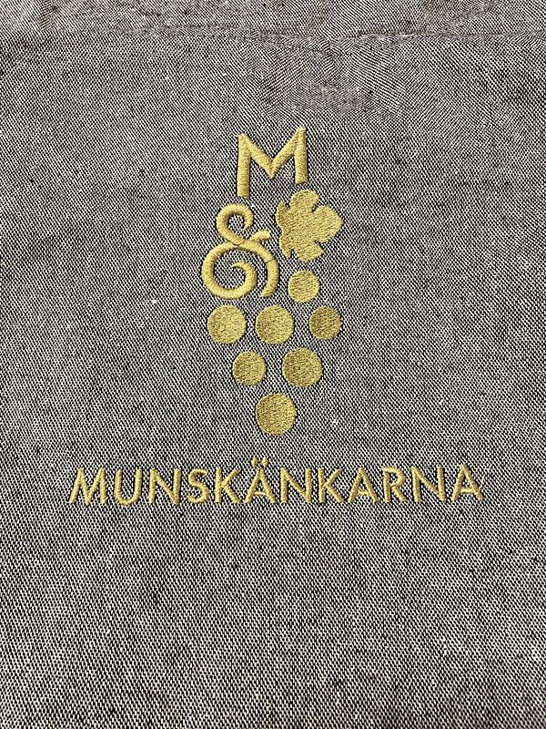 Svartmelerat förkläde med guldbrodyr