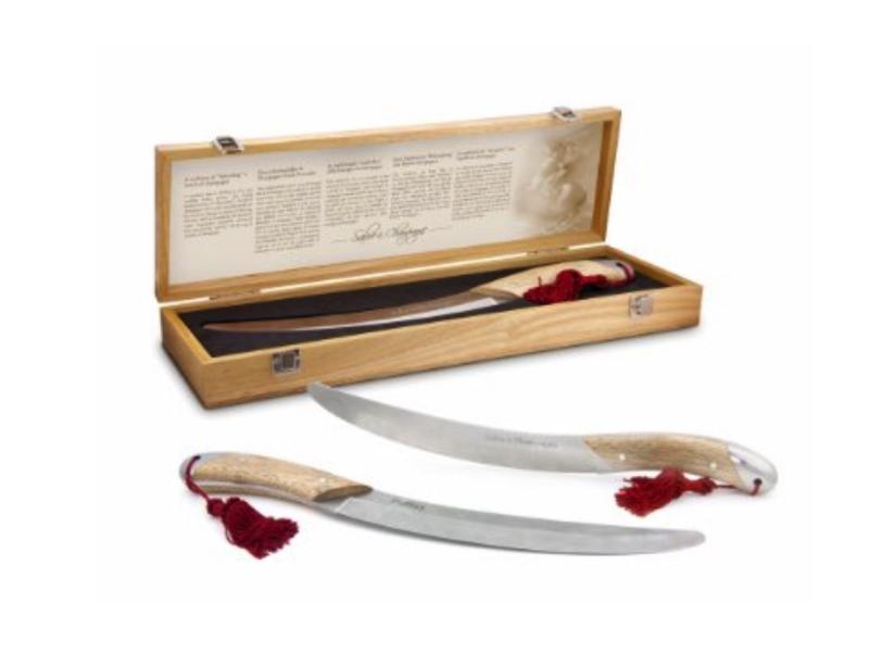 Sabreringssabel med handtag i ek, i fint träetui