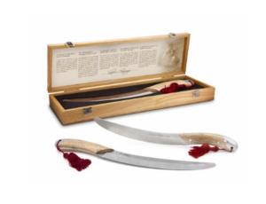 Sabreringssabel med handtag i ek, i fint träetui