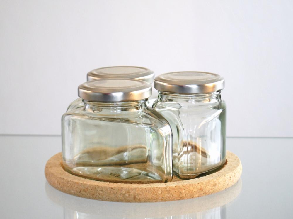 Tre burkar med korkplatta