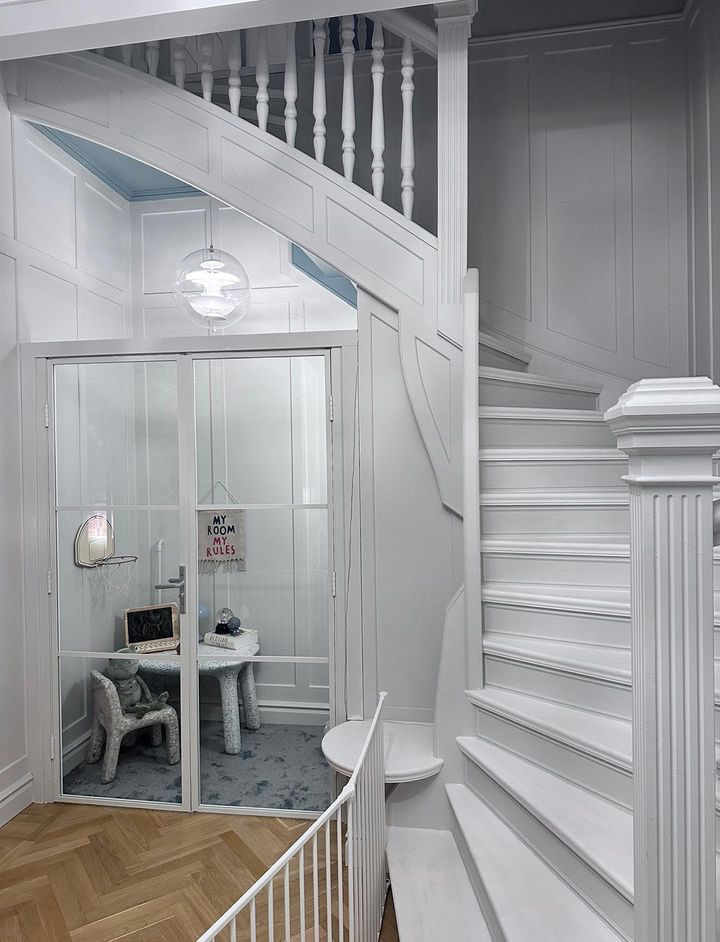 An extra small child's room was created for the Alcén family