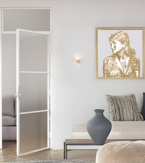 Glasdörr linjerad med överliggare vit