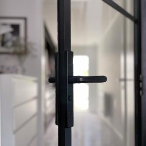 Industridörr med överliggare svart