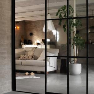 Skjutdörr + vägg svart