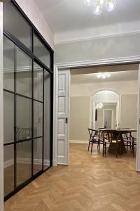 Skjutdörr + vägg + ovanliggare svart