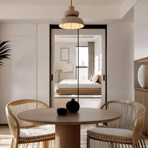 Skjutdörr 2 skjutdörrar svart topphängd H 240 cm