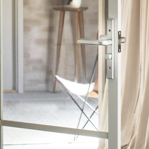 Industridörr med överliggare vit