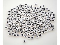Plastpärlor ABC rund vit/svart 500/fp