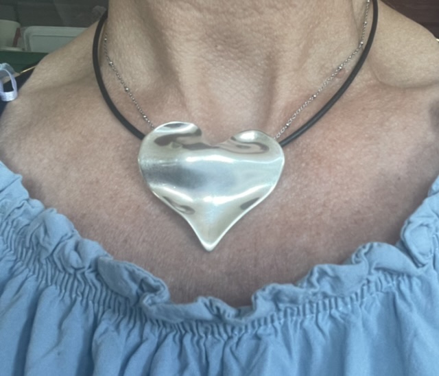Halsband med buckligt hjärta