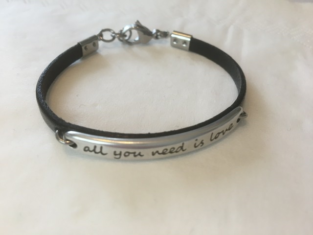 Läderarmband ”all you need is love