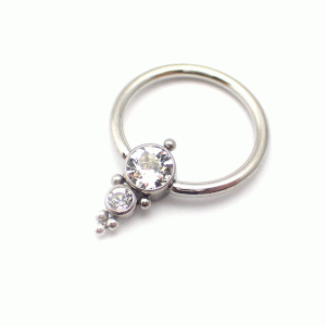 Silvrig ring med vit kristall clip-in.