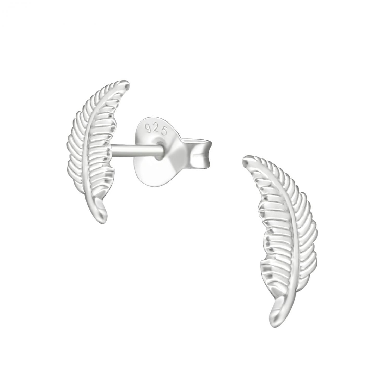 Studs örhänge i silver med motiv av en fjäder. örhängena är nickelfria.