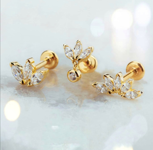 Piercingsmycken i äkta guld med vita kristaller.